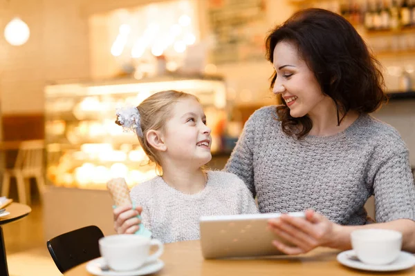 Chica Feliz Madre Mirándose Mientras Hablan Ocio Cafetería — Foto de Stock