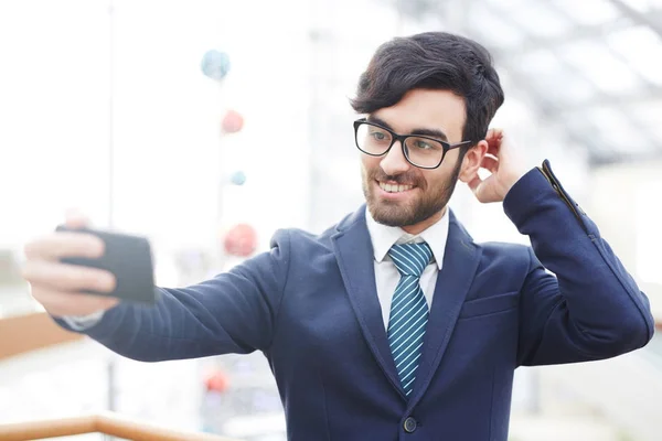 Portrét Moderní Východní Podnikatel Nosí Stylový Oblek Pořizování Selfie Pomocí — Stock fotografie