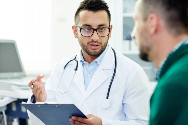 Ung Läkare Consulting Patienter Efter Behandling Eller Undersöka — Stockfoto