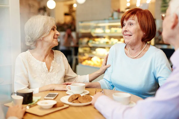 Grupp Mogen Kompisar Njuter Tid Café — Stockfoto