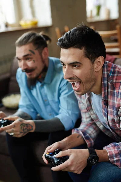 Porträt Zweier Aufgeregter Erwachsener Männer Von Denen Einer Schwer Tätowiert — Stockfoto