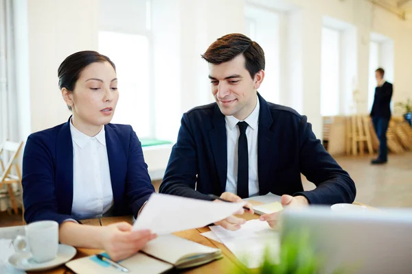 Selbstbewusste Mitarbeiter Betrachten Papier Mit Finanzdaten — Stockfoto