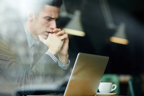 Spänd Näringsidkaren Tittar Laptop Display Medan Läser Data — Stockfoto