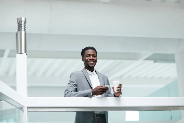잘생긴 아프리카계 미국인 매니저 스마트폰 촬영의 사무실 로비에 미소로 카메라를 — 스톡 사진