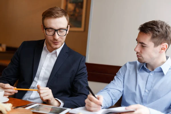 Kleine Gruppe Selbstbewusster Mitarbeiter Diskutiert Finanzdaten — Stockfoto