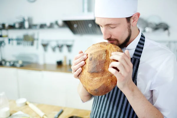 Junge Bäckerin Genießt Duft Von Frischem Selbst Gebackenem Brot — Stockfoto