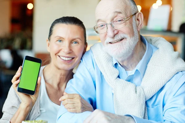 Femme Âgée Montrant Son Gadget Avec Mari Proximité — Photo