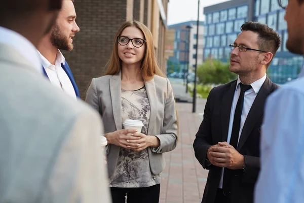 Multi Etnische Groep Collega Permanent Kantoor Gebouw Geanimeerd Met Elkaar — Stockfoto