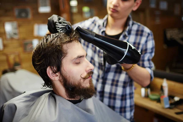 Coiffeur Séchant Les Cheveux Client Dans Salon — Photo