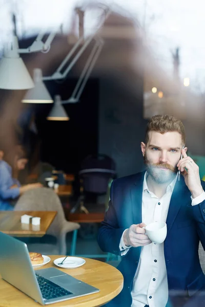 Llamando Hombre Negocios Con Taza Mirando Través Ventana Cafetería — Foto de Stock