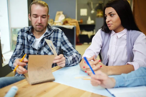 Estudiantes Creativos Concentrados Trabajo Boceto — Foto de Stock