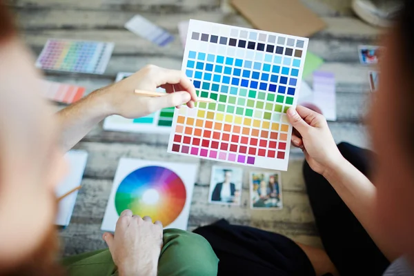 Diseñador Apuntando Paleta Colores Mientras Discute Con Colega — Foto de Stock