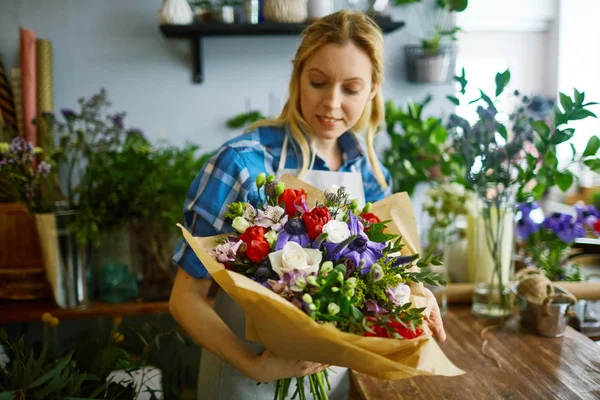 Young Florist Looking Arranged Bouquet Her Hands — Stock Photo, Image