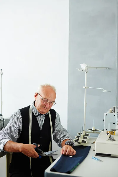 Retrato Del Anciano Que Trabaja Estudio Sastrería Haciendo Ropa Máquina — Foto de Stock