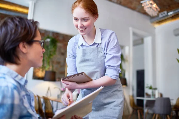 Camarera Pelirroja Sonriente Sirviendo Uno Los Clientes Cafetería — Foto de Stock