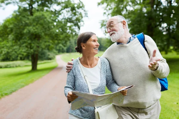 Vrolijke Volwassen Reizigers Naar Beneden Landweg — Stockfoto