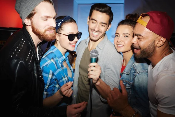 Grupo Gente Sonriente Fiesta Hombres Mujeres Pie Escenario Cantando Micrófono —  Fotos de Stock