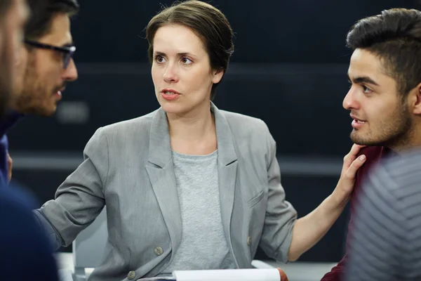 Erfahrene Psychologin Legt Zwei Rivalen Während Der Sitzung Die Hände — Stockfoto