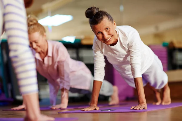 Femme Heureuse Faisant Push Ups Sur Tapis — Photo