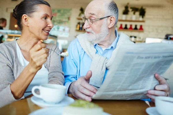 Uomini Donne Maturi Discutono Notizie Dal Giornale — Foto Stock