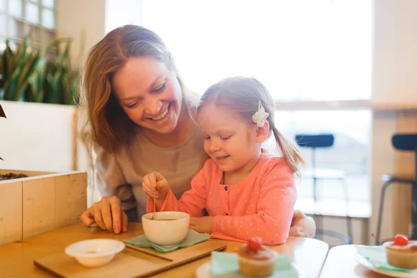 Feliz Joven Madre Hija Tomando Aperitivo Cafetería — Foto de Stock