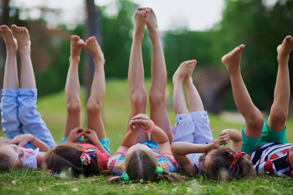 Yeşil Yalan Çocuklar Yalınayak Çimen Gökyüzüne Yaz Günü Bacaklar Ile — Stok fotoğraf
