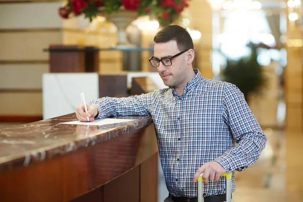 Szálloda Recepcióján Érkezéskor Fiatal Turista Regisztrációval — Stock Fotó