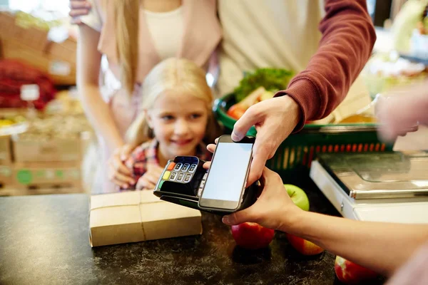 Jovem Mantendo Seu Smartphone Sobre Máquina Pagamento Comprar Produtos Supermercado — Fotografia de Stock