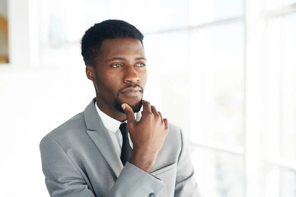 Pensif Homme Tenue Cérémonie Touchant Son Menton — Photo