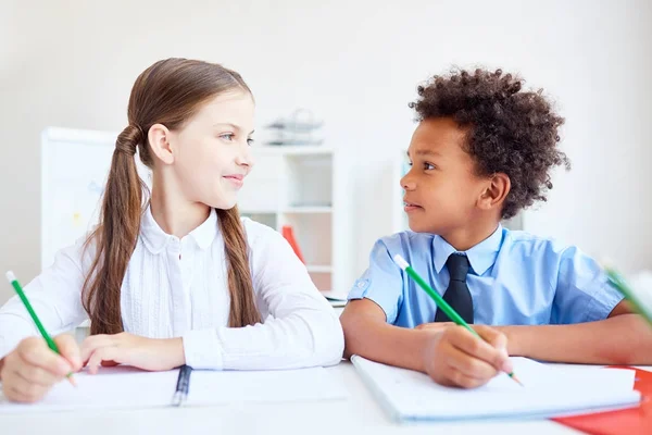 Deux Écoliers Multi Raciaux Regardant Leçon Dessin — Photo