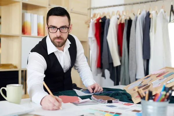 Homem Moderno Criando Novos Modelos Moda Estúdio Estilo — Fotografia de Stock