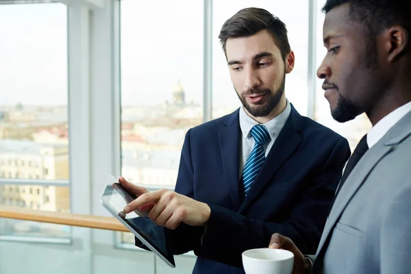 Retrato Guapo Hombre Negocios Barbudo Apuntando Una Tableta Digital Mientras — Foto de Stock