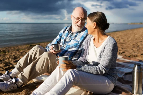 Liebevolles Senioren Paar Beim Tee Strand Wasser — Stockfoto