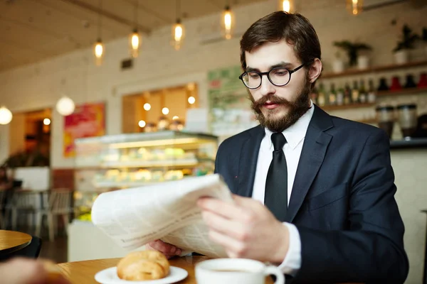 Empresário Bem Vestido Óculos Lendo Últimas Notícias Café Manhã Café — Fotografia de Stock