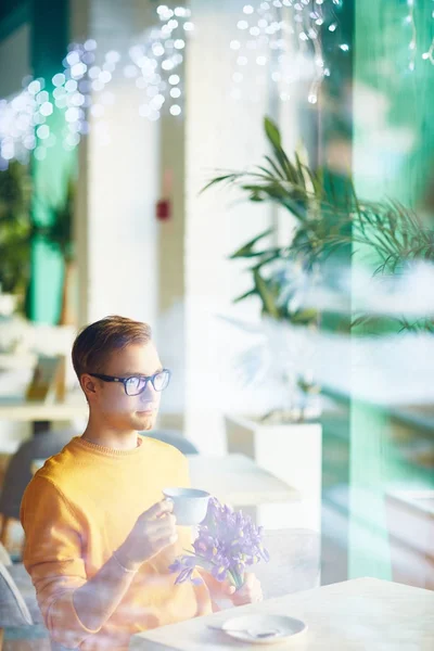 Портрет Красивого Молодого Человека Ожидающего Свидания Кафе Букетом Цветов Пьющего — стоковое фото