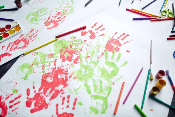 Freizeit Set Und Handabdrücke Auf Papierbögen — Stockfoto