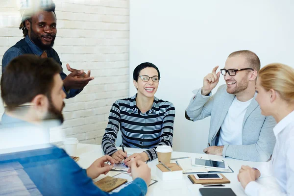 Taillenbild Eines Lächelnden Afroamerikanischen Teamchefs Der Vor Einer Weißen Backsteinwand — Stockfoto