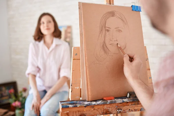 Ritratto Artista Che Disegna Ritratto Giovane Donna Seduta Fronte Lui — Foto Stock