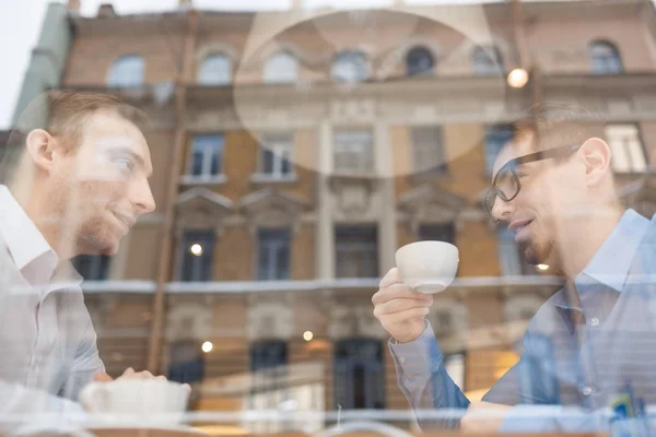 カフェでお茶して話を持つ つの現代銀行 — ストック写真