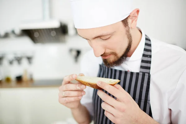 Moderna Baker Lukta Bit Färskt Bröd — Stockfoto