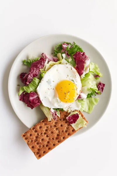 Gesundes Frühstück Auf Teller Bestehend Aus Spiegelei Rotem Und Grünem — Stockfoto