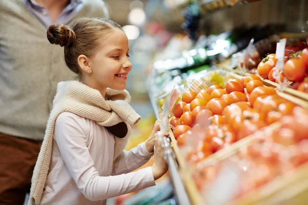 Retrato Vista Lateral Linda Niña Sonriendo Inclinada Sobre Mostrador Verduras — Foto de Stock