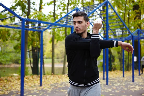 Jeune Homme Perlé Échauffement Dans Parc Automne Afin Préparer Les — Photo