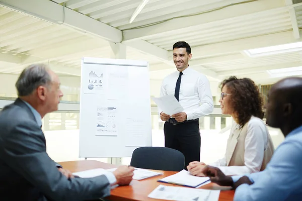 Glad Högtalare Lyssnar Yttrandet Från Kolleger Efter Att Rapporten Whiteboard — Stockfoto