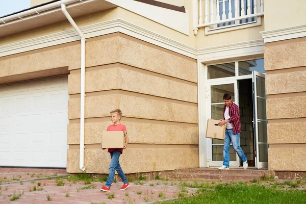 Pojke Med Rutan Och Deras Far Lämnar Stugan — Stockfoto