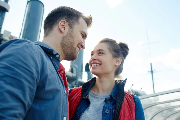 Vrolijke Paar Tegenover Elkaar Genieten Van Huwelijksreis — Stockfoto