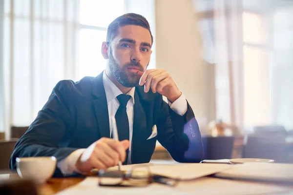 Uomo Affari Abito Elegante Pensando Alle Idee — Foto Stock