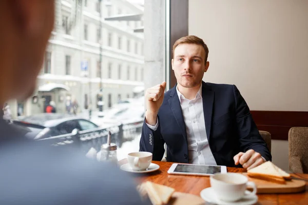 Ernstige Man Luisteren Naar Zijn Collega Tijdens Lunch Café — Stockfoto