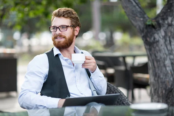 Schöner Bärtiger Finanzmanager Genießt Duftenden Kaffee Einem Schönen Café Freien — Stockfoto