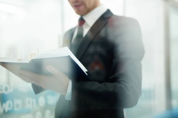 Middensectie Ervan Zakenman Met Notebook Planning Van Werkzaamheden Opschrijven Van — Stockfoto